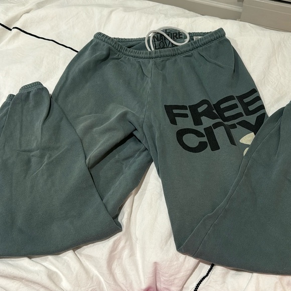 freecity Pants - Free city green sweatpantss